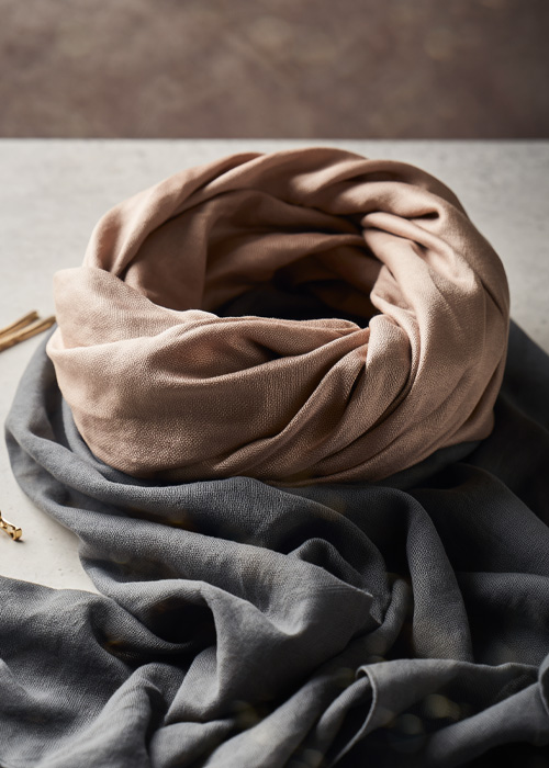 Schal in Beige und Grau – Beauty Accessoires im Avenoso Perücken Studio
